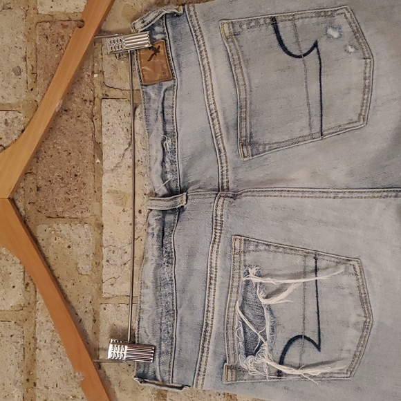 Women's Distressed, Light Denim, Boyfriend Jeans. American Eagle. Size 4. - Picture 6 of 7